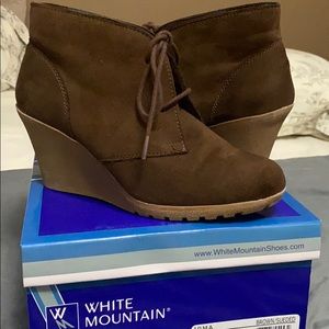 White Mountain Wedge Suede tie-up boots